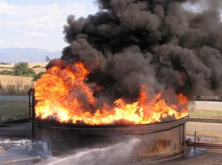 Gašenje požara spremnika lako zapaljivih tekućina